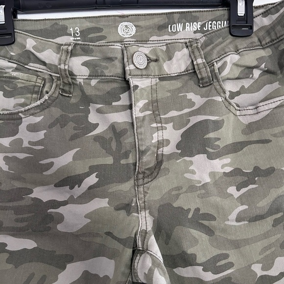 WOMEN’S Camo Jeggings Low Rise EUC Size 13 - Picture 3 of 8